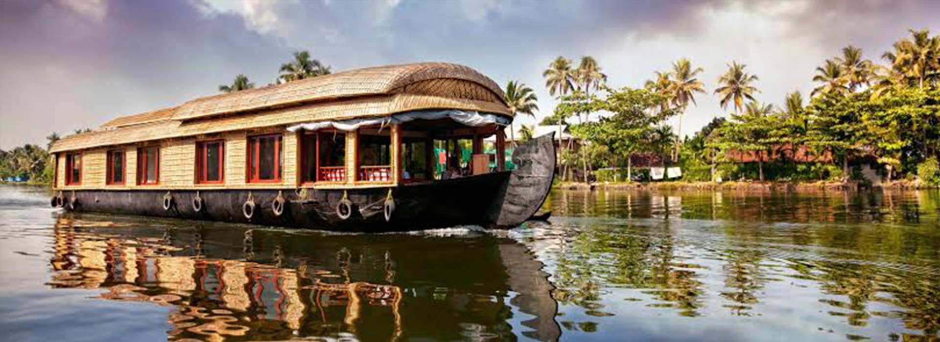 KERALA’S JOURNEY THROUGH BACK WATERS
By HOUSEBOAT